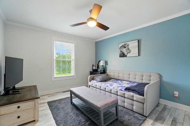 2201 Teardrop Ave Unit 34A, Columbus, OH 43235 - living room featuring crown molding, light wood-type flooring, a ceiling fan, and baseboards