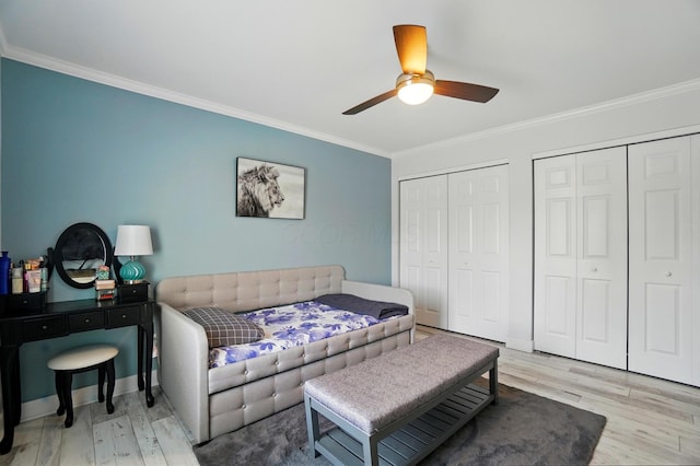 2201 Teardrop Ave Unit 34A, Columbus, OH 43235 - living room with crown molding, wood finished floors, a ceiling fan, and baseboards