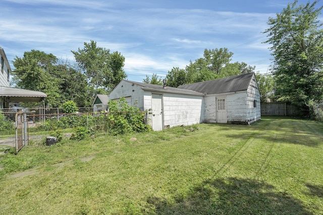 2007 Dunbar Dr, Columbus, OH 43224 - view of yard featuring an outbuilding