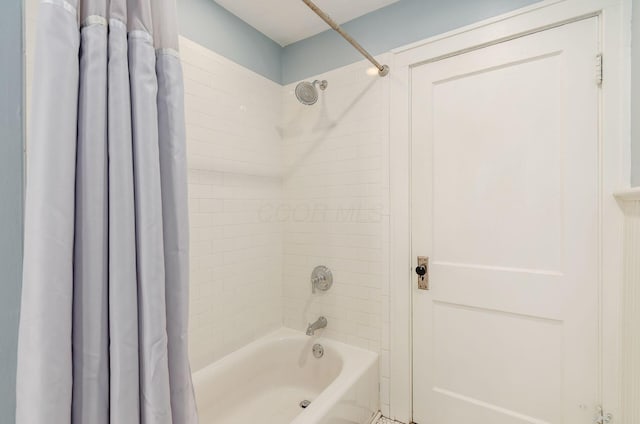138 E Kelso Rd, Columbus, OH 43202 - full bathroom featuring shower / tub combo with curtain