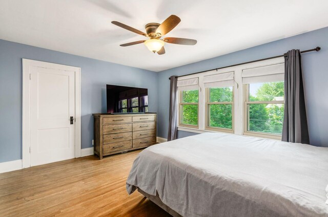 138 E Kelso Rd, Columbus, OH 43202 - bedroom featuring light wood-type flooring, baseboards, and ceiling fan