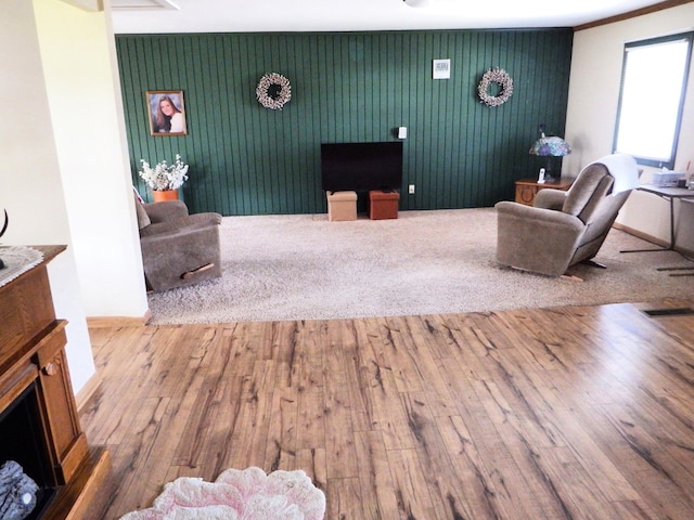 5082 Sutherland Dr, Columbus, OH 43207 - living area featuring an accent wall, wood finished floors, and baseboards