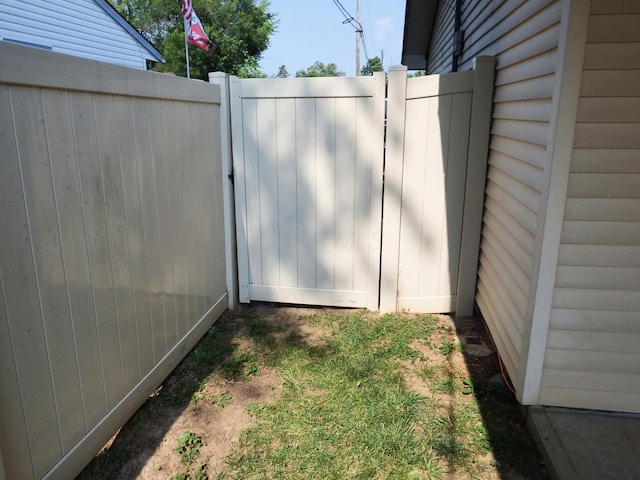 5082 Sutherland Dr, Columbus, OH 43207 - view of yard with a gate