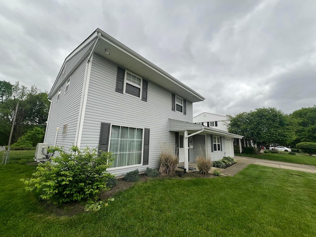 5340 Edgeview Rd, Columbus, OH 43207 - view of front of home featuring a front lawn