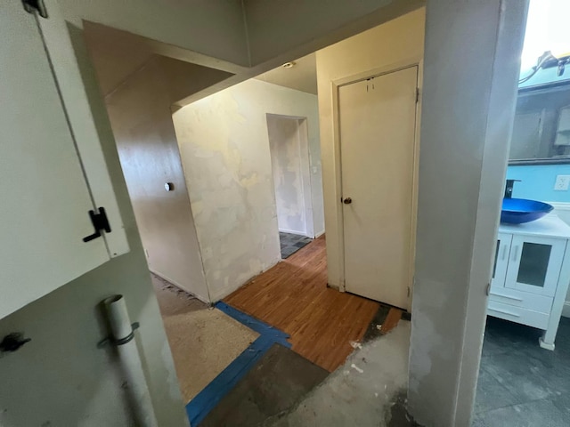 5340 Edgeview Rd, Columbus, OH 43207 - hallway featuring a sink