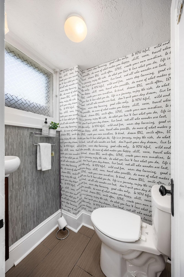 320 Rhoads Ave, Columbus, OH 43205 - bathroom with toilet and a textured ceiling