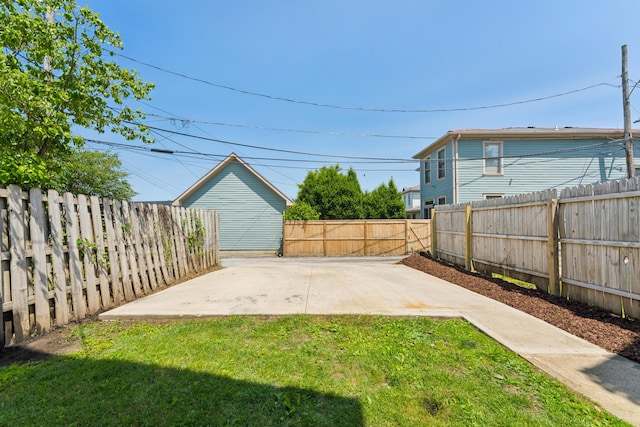 1140 Summit St, Columbus, OH 43201 - view of yard featuring a patio area