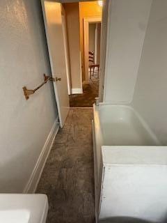 863 E Whittier St, Columbus, OH 43206 - full bath with a tub to relax in and baseboards