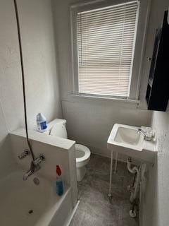 863 E Whittier St, Columbus, OH 43206 - bathroom featuring toilet, a bath, and a sink