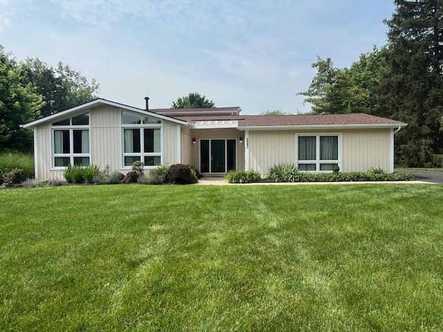 1263 Clubview Blvd S, Columbus, OH 43235 - mid-century inspired home featuring a front lawn