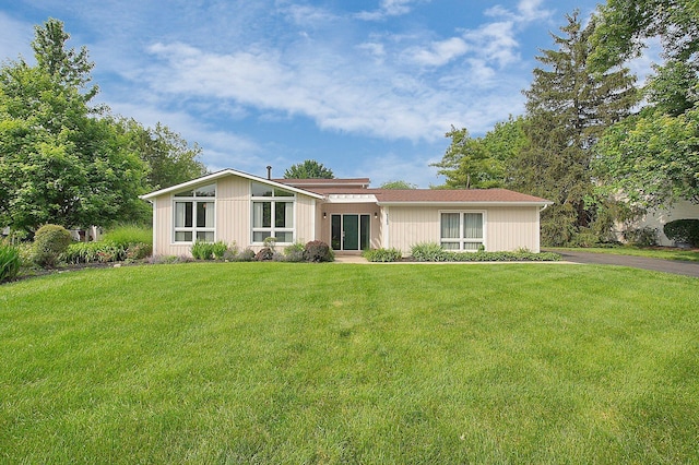 1263 Clubview Blvd S, Columbus, OH 43235 - mid-century modern home with a front yard and driveway