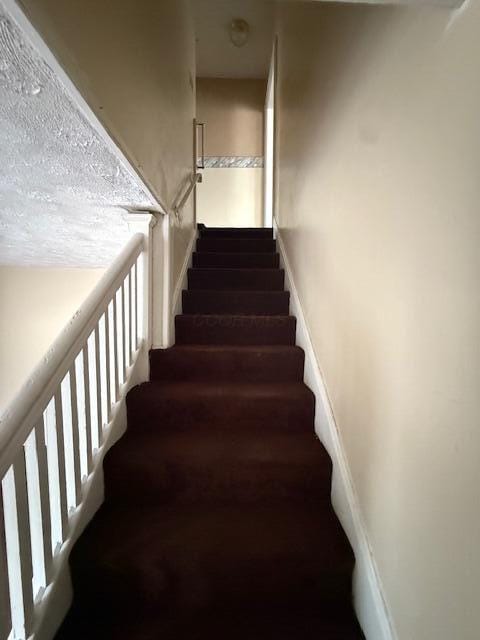 869 E Whittier St, Columbus, OH 43206 - view of stairs