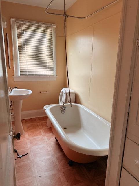 869 E Whittier St, Columbus, OH 43206 - full bathroom featuring a freestanding tub and baseboards