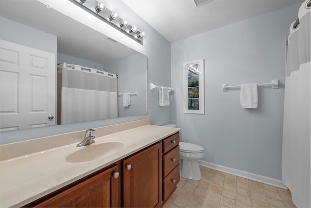 7494 Barrister Dr, Dublin, OH 43016 - full bath featuring vanity, toilet, baseboards, and a shower with curtain