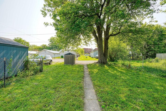 202 Boyleston Ave, Newark, OH 43055 - view of yard featuring dirt driveway