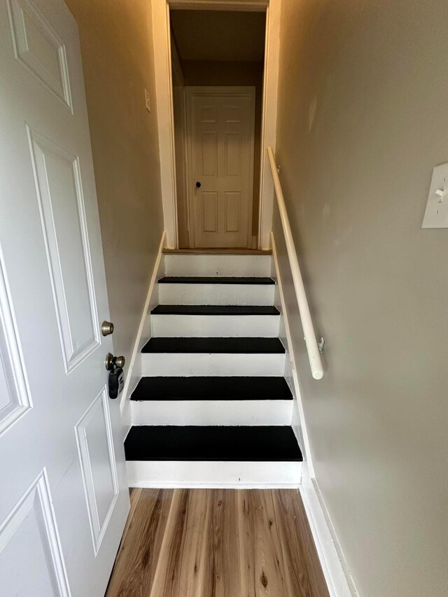 662 Frederick St, Lancaster, OH 43130 - staircase featuring wood finished floors
