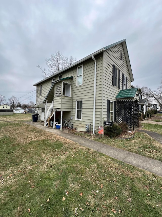662 Frederick St, Lancaster, OH 43130 - view of side of home with a lawn