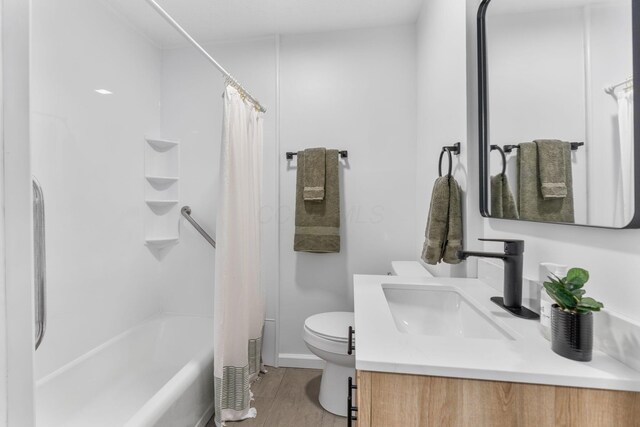 507 Brumfield Rd, Lancaster, OH 43130 - full bathroom featuring toilet, vanity, shower / tub combo, and wood finished floors