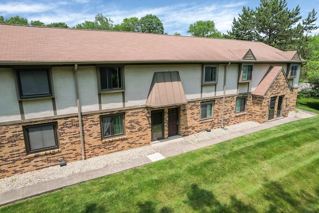3195 Summerdale Ln, Columbus, OH 43221 - rear view of property featuring stucco siding, brick siding, a lawn, and roof with shingles