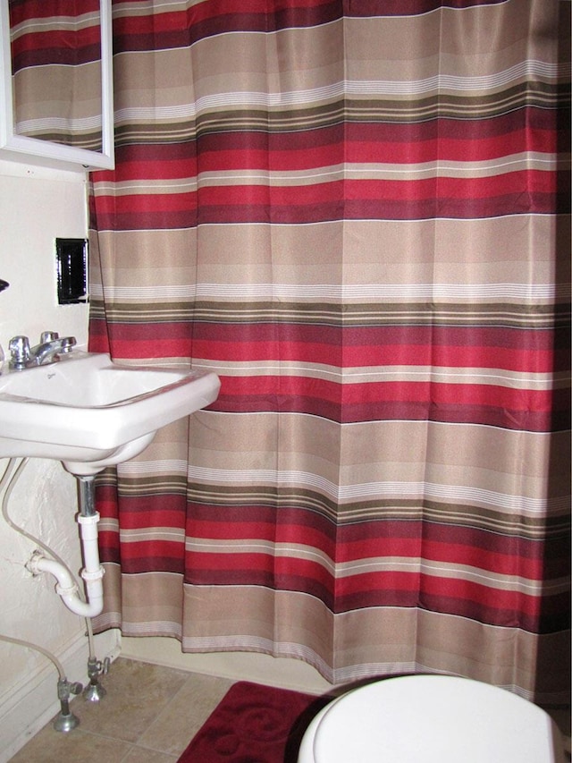 236 E Lane Ave, Columbus, OH 43201 - full bath featuring tile patterned flooring and curtained shower