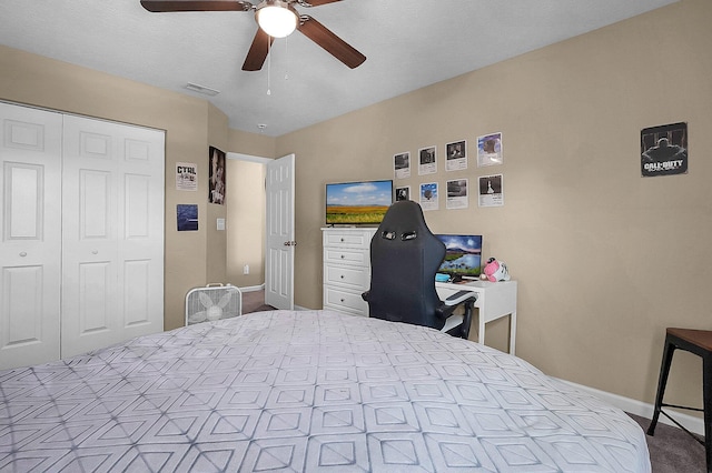 1598 Metcalfe Ave, Obetz, OH 43207 - carpeted bedroom featuring a closet, baseboards, and ceiling fan