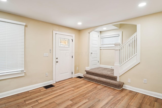 943 S Champion Ave, Columbus, OH 43206 - foyer entrance featuring arched walkways, light wood-style floors, stairway, baseboards, and recessed lighting