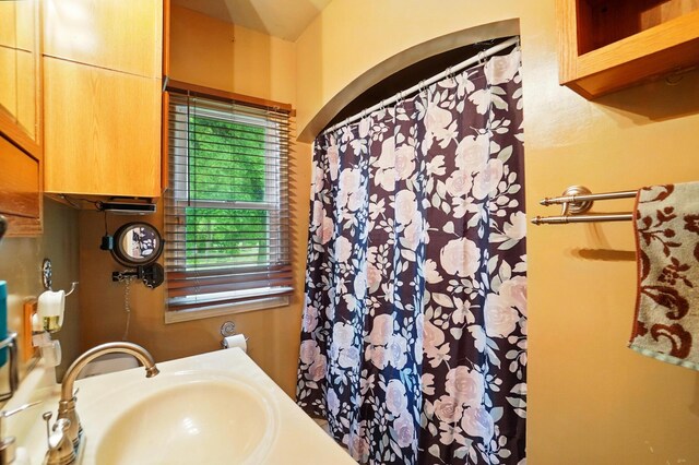 2506 Chester Rd, Columbus, OH 43231 - bathroom featuring a shower with shower curtain and vanity