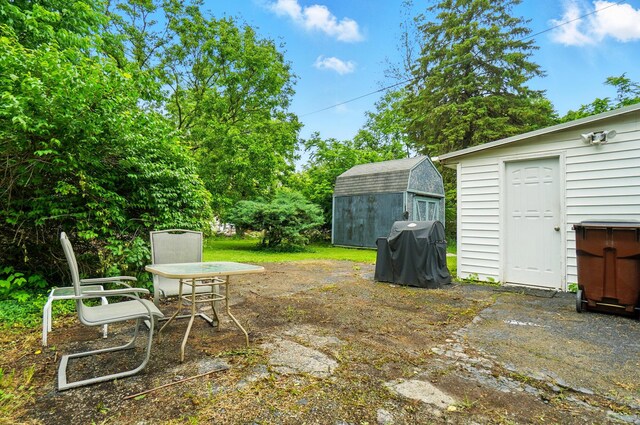 2506 Chester Rd, Columbus, OH 43231 - view of yard with a patio