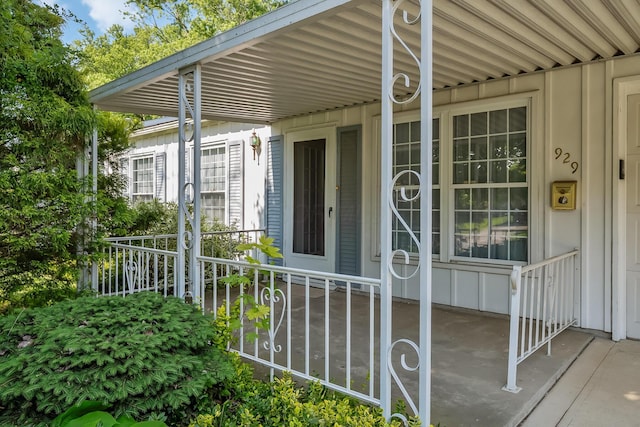 929 Fairwood Ave, Marion, OH 43302 - entrance to property with board and batten siding and a porch