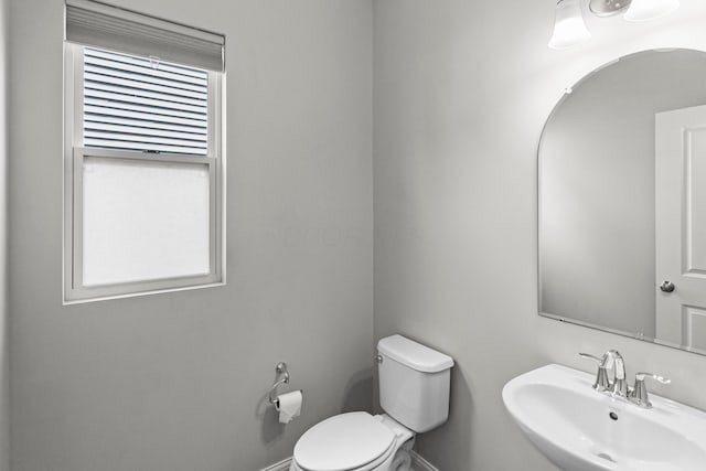 3015 Green Line Way, Columbus, OH 43231 - half bath with a sink, toilet, and baseboards