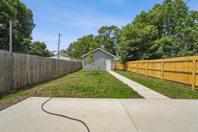 63 Hayden Ave, Columbus, OH 43222 - fenced backyard featuring a patio