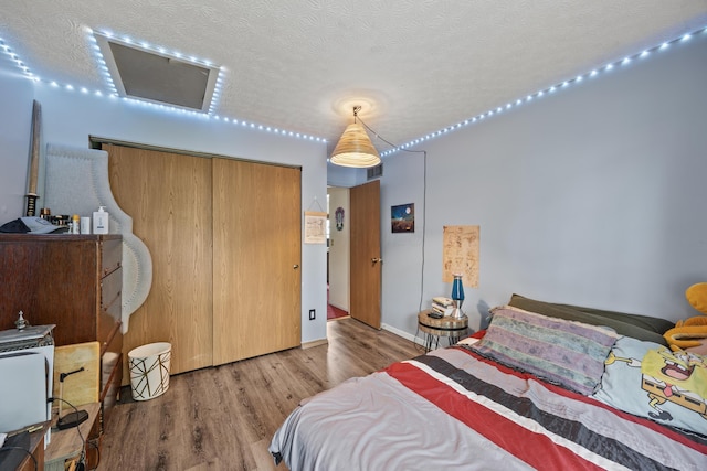 993 Esther Dr, Columbus, OH 43207 - bedroom with wood finished floors and a textured ceiling