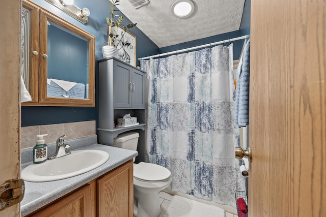 993 Esther Dr, Columbus, OH 43207 - bathroom featuring vanity, toilet, a textured ceiling, and curtained shower