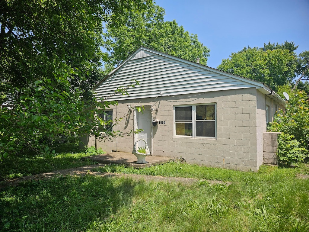 1000 Goodwin Ave, Lancaster, OH 43130 - bungalow-style home with concrete block siding