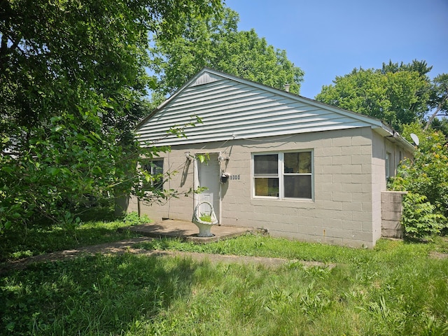 1000 Goodwin Ave, Lancaster, OH 43130 - bungalow-style home with concrete block siding