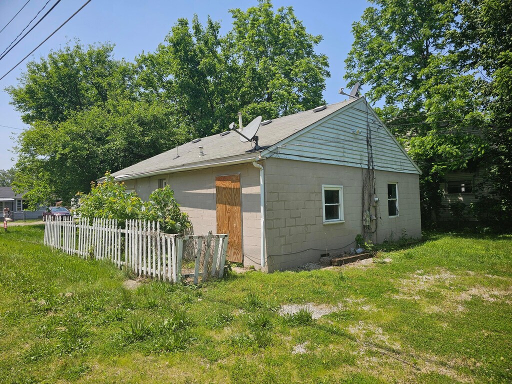 1000 Goodwin Ave, Lancaster, OH 43130 - view of side of property featuring concrete block siding