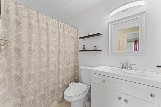 6576 Creon Dr, Reynoldsburg, OH 43068 - full bath with toilet, a textured ceiling, vanity, and curtained shower