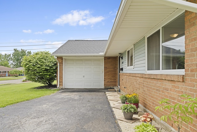 6576 Creon Dr, Reynoldsburg, OH 43068 - garage with driveway