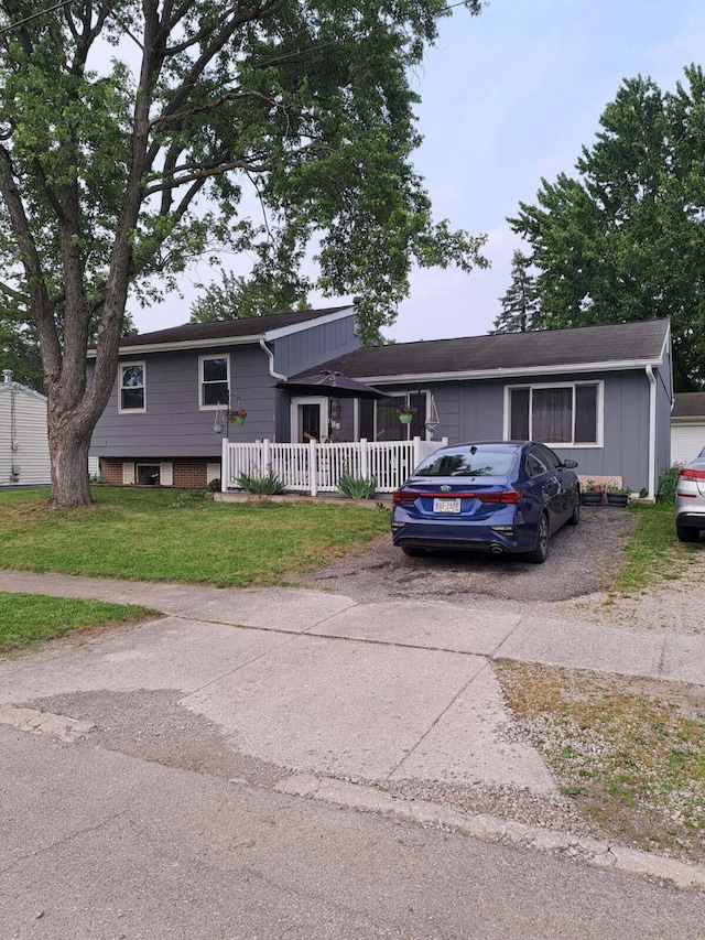 988 Plantation Dr, Marion, OH 43302 - view of split level home