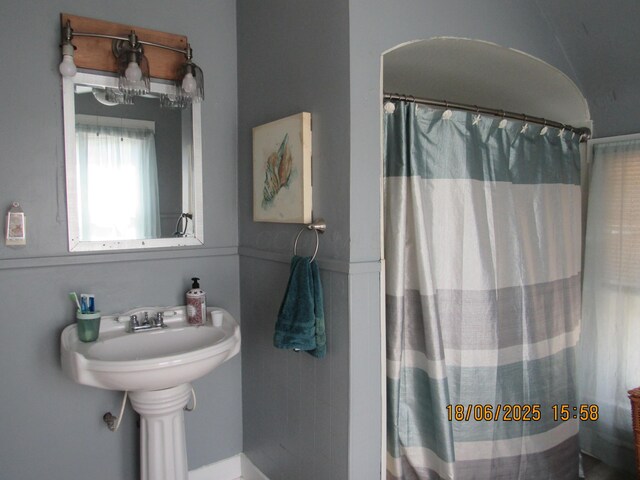 603 N Court St, Circleville, OH 43113 - bathroom with curtained shower