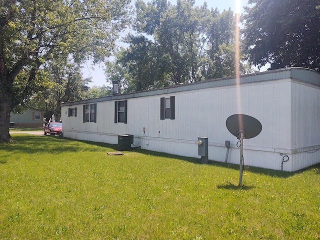 71 Knollwood Ct, South Bloomfield, OH 43103 - rear view of house with a lawn