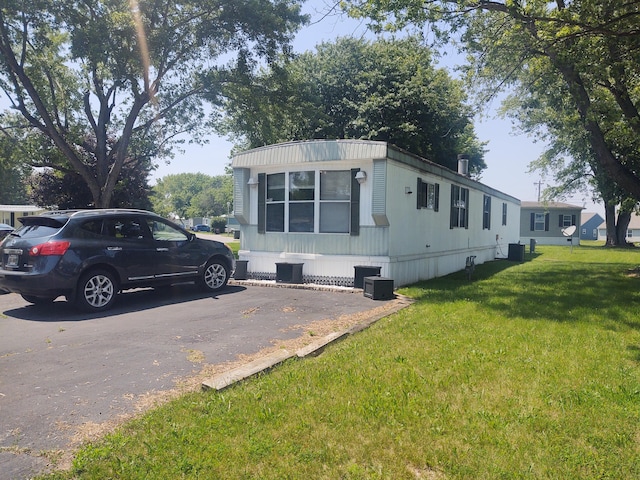 71 Knollwood Ct, South Bloomfield, OH 43103 - view of front of home featuring a front lawn