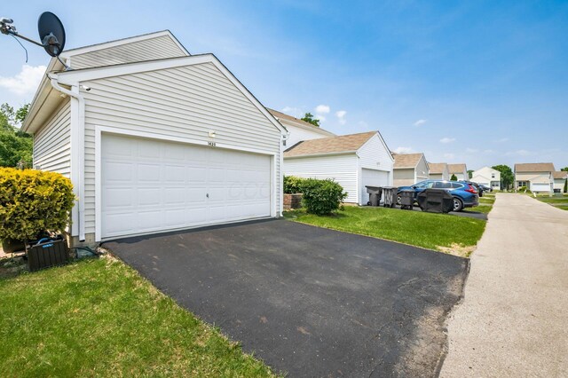 1420 Bellow Falls Pl, Columbus, OH 43228 - view of side of property featuring driveway and a lawn