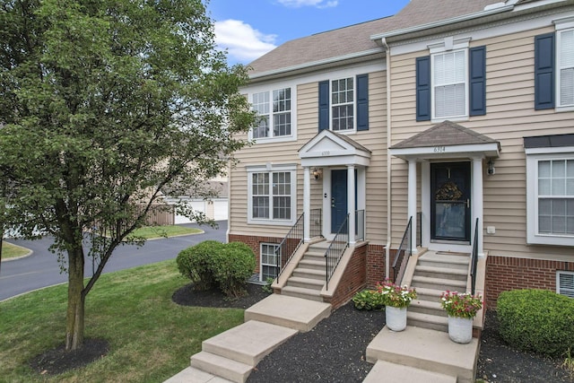 6310 Wagtail Rd Unit 6, Columbus, OH 43230 - townhome / multi-family property featuring entry steps, roof with shingles, and a front lawn