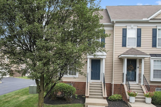 6310 Wagtail Rd Unit 6, Columbus, OH 43230 - multi unit property with entry steps and a shingled roof