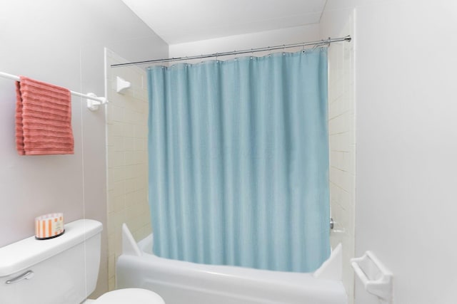 3013 La Vista Dr Unit 29, Columbus, OH 43204 - bathroom with toilet and shower / tub combo with curtain