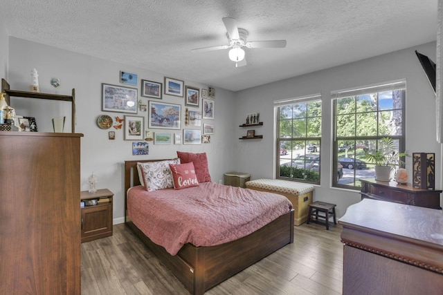 3149 Bowdoin Cir, Columbus, OH 43204 - bedroom featuring a textured ceiling, wood finished floors, and a ceiling fan