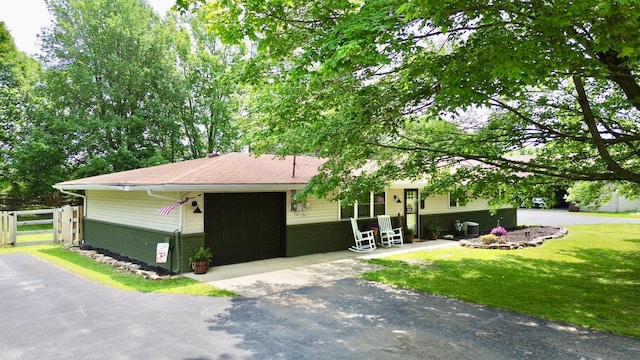 1855 Itawamba Trl, London, OH 43140 - view of front facade with driveway and a garage