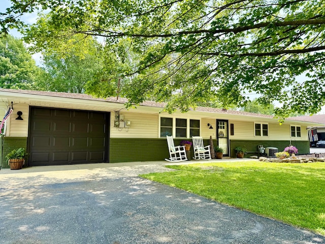 1855 Itawamba Trl, London, OH 43140 - ranch-style house with a garage, brick siding, driveway, and a front yard