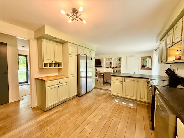 1855 Itawamba Trl, London, OH 43140 - kitchen with stainless steel appliances, a peninsula, light wood-style flooring, and dark countertops
